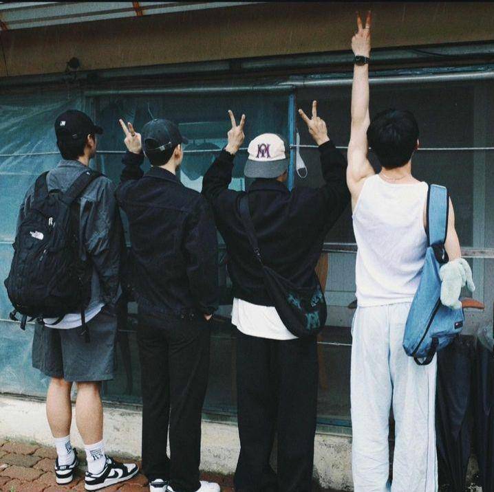 Potret Bae Hyeonseong dan Park Seoham beserta temannya yang lain ketika liburan (instagram.com/login.x.x)