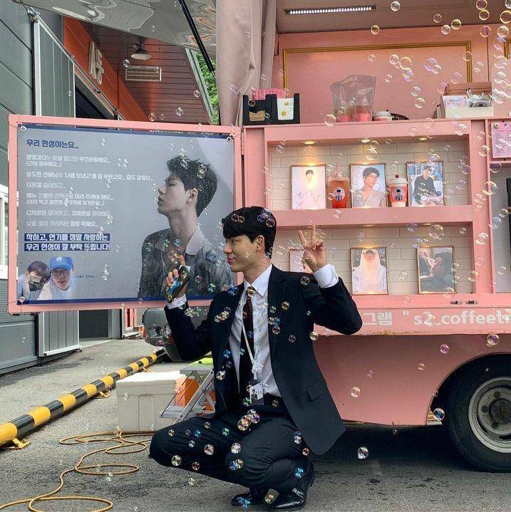 Potret Bae Hyeonseong dengan food truck yang dikirim oleh Park Seoham ke lokasi shooting (instagram.com/baehyeonseong_)