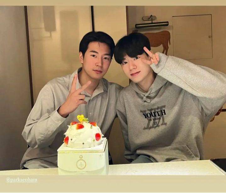 Bae Hyeonseong membagikan potret dirinya dengan Park Seoham di insta story (instagram.com/frodo_1332)