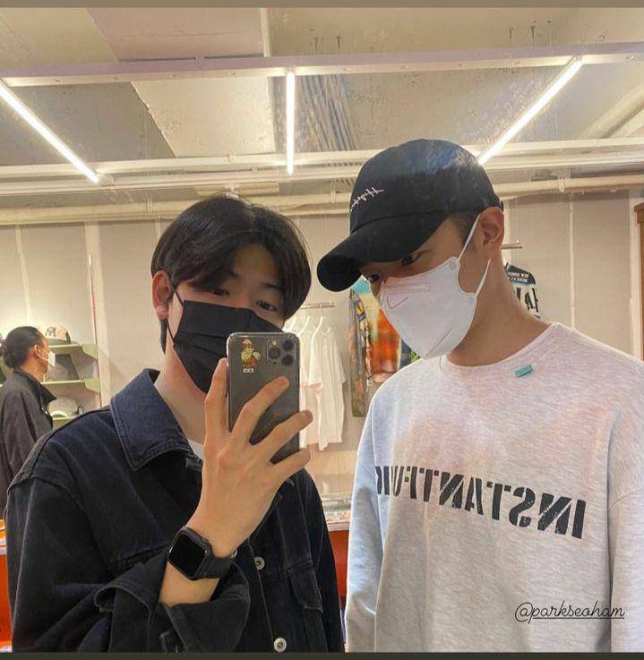 Bae Hyeonseong membagikan potret dirinya dengan Park Seoham di insta story (instagram.com/frodo_1332)