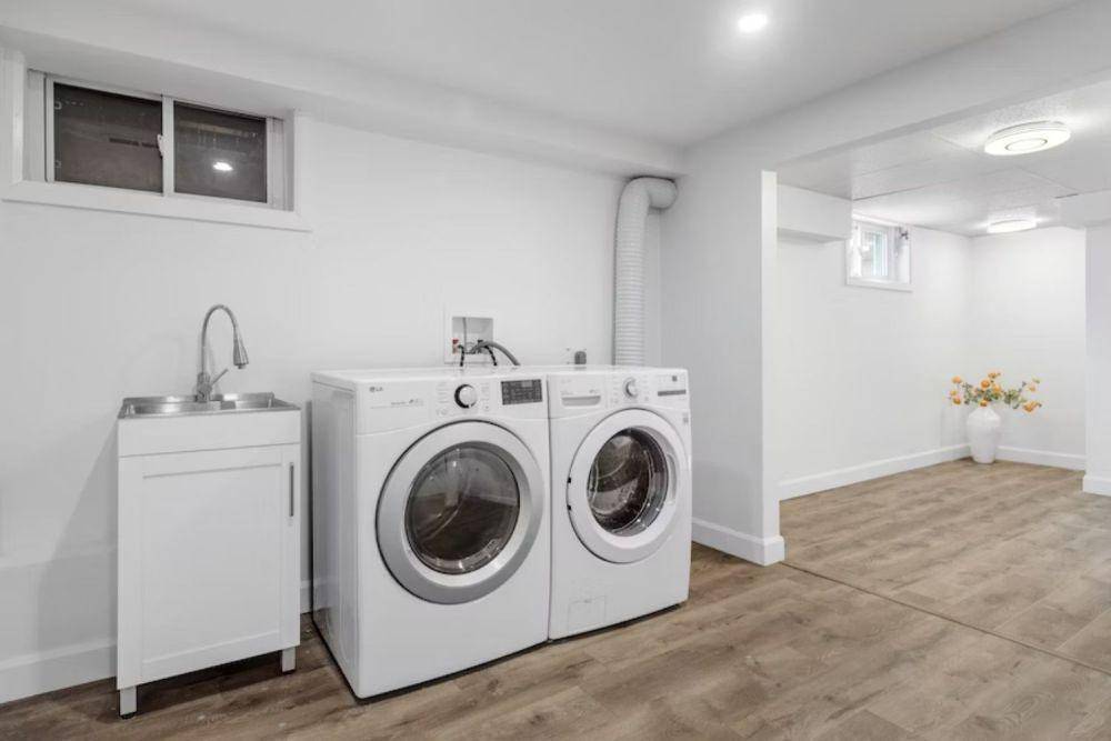 ilustrasi laundry room (unsplash.com/Point3D Commercial Imaging Ltd.)