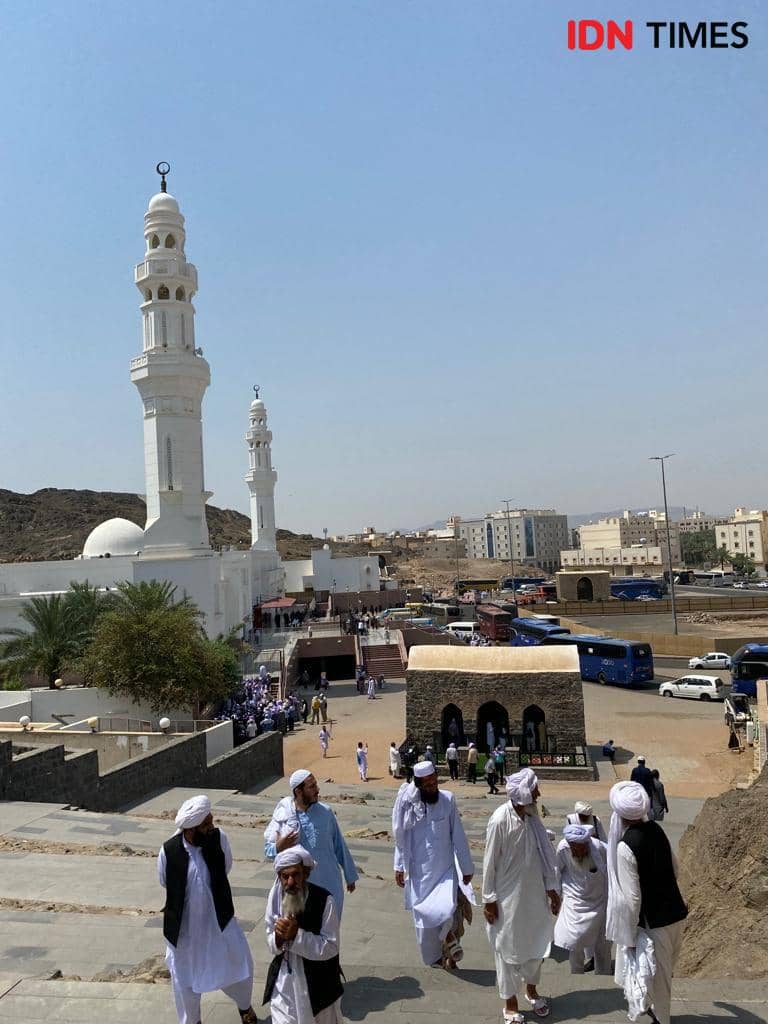 Jemaah haji berziarah ke kawasan Masjid Saba di Madinah. (IDN Times/Sunariyah)