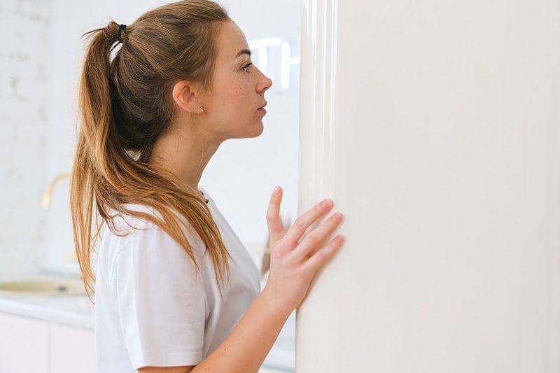 ilustrasi perempuan membuka pintu kulkas (pexels.com/Anna Shvets)