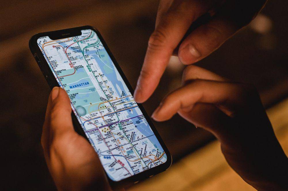 ilustrasi menggunakan aplikasi transportasi (pexels.com/Samson Katt)