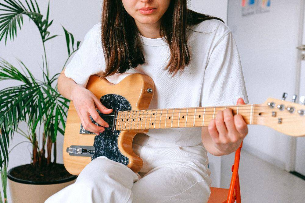 ilutrasi perempuan main bass (pexels.com/Anna Shvets)