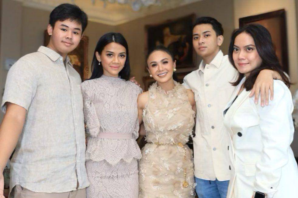 potret Yuni Shara bersama Cavin, Cello, Chia, dan Chacha (instagram.com/yunishara36)