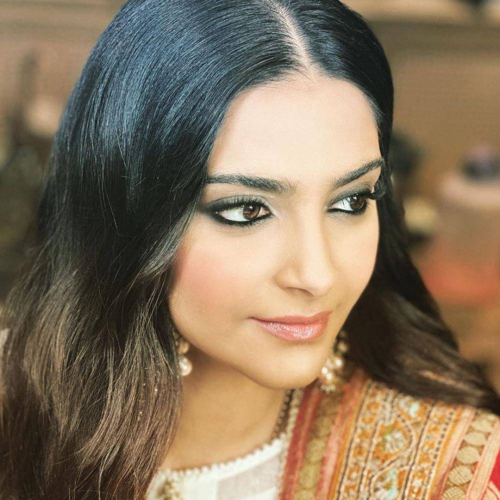 Inspirasi smokey eye makeup ala artis Bollywood (instagram.com/sonamkapoor)