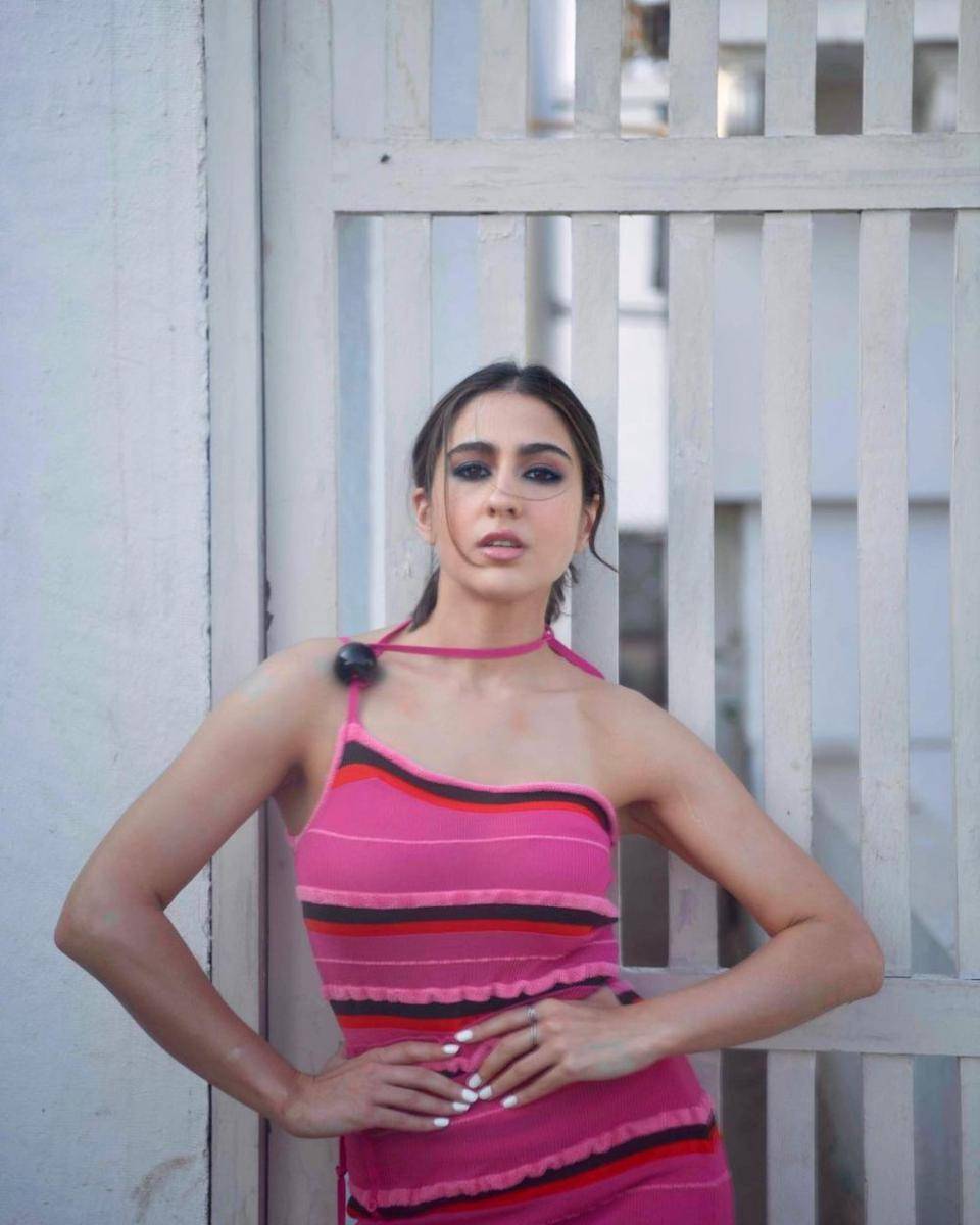 Inspirasi smokey eye makeup ala artis Bollywood (instagram.com/saraalikhan95)