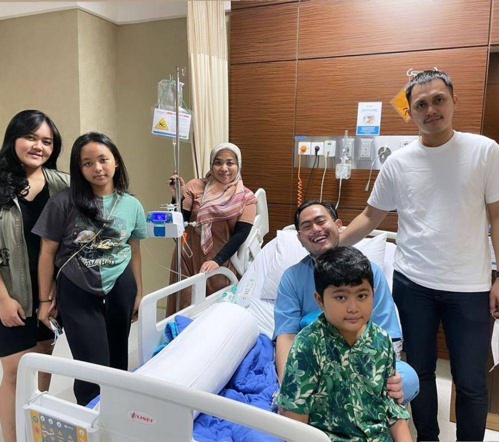 potret Nassar bersama Muzdalifah, Fadel Islami, Dewi Nurmania, Syafika Wardah, dan Falhan (instagram.com/muzdalifah999)