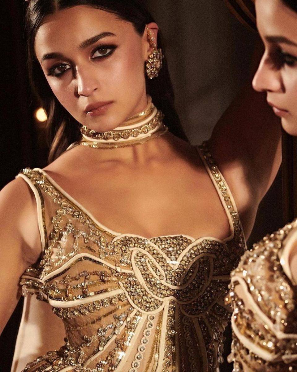 Inspirasi smokey eye makeup ala artis Bollywood (instagram.com/aliaabhatt)