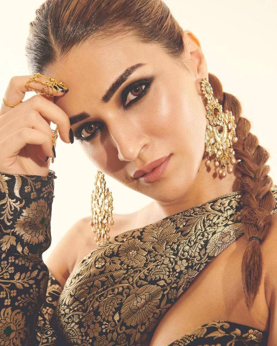 Inspirasi smokey eye makeup ala artis Bollywood (instagram.com/kritisanon)