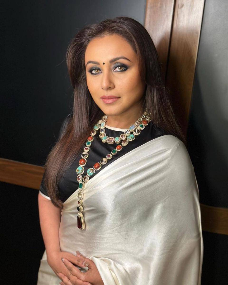 Inspirasi smokey eye makeup ala artis Bollywood (instagram.com/namratasoni)