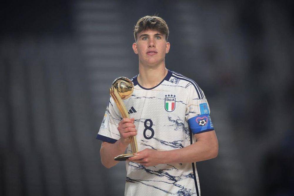 Cesare Casadei dengan trofi Golden Ball (instagram.com/_cesarecasadei_)