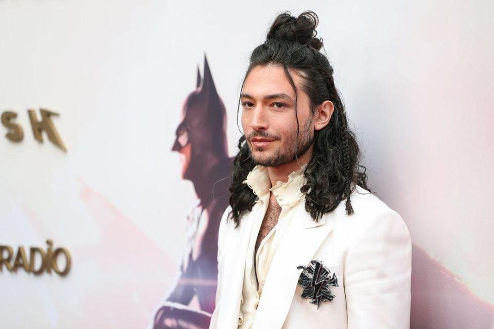 7 Potret Ezra Miller di Premiere The Flash, Curi Atensi Publik