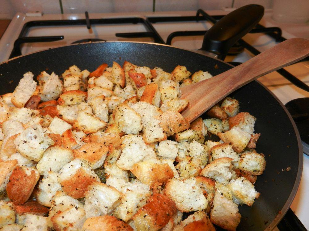 Resep Garlic Croutons, Hidangan dari Sisa Roti yang Punya Umami
