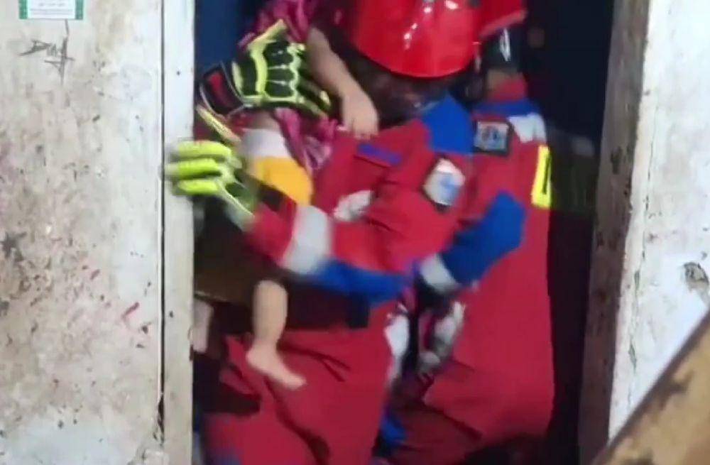 Petugas Penyelamat Sektor Kemayoran mengevakuasi seorang bayi berusia delapan bulan di Kemayoran dari ibunya yang diduga ODGJ. (instagram.com/humasjakfire)