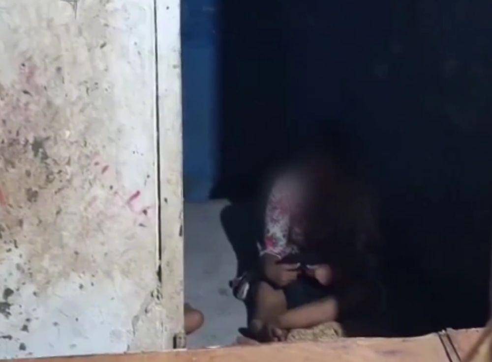 Petugas Penyelamat Sektor Kemayoran mengevakuasi seorang bayi berusia delapan bulan di Kemayoran dari ibunya yang diduga ODGJ. (instagram.com/humasjakfire)