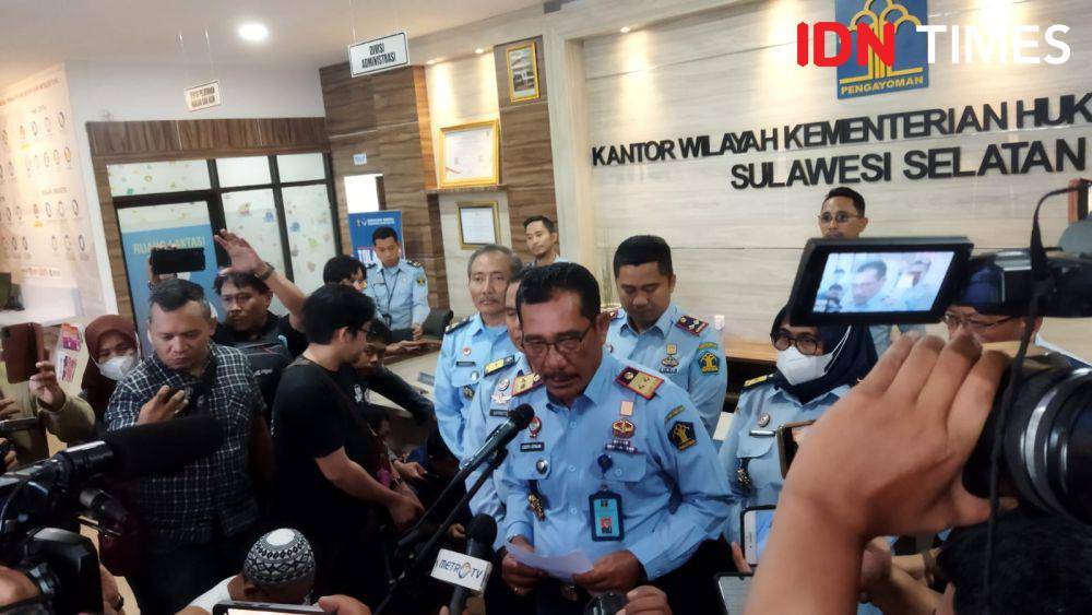 Kepala Kanwil Kemenkumham Sulsel Liberti Sitinjak memberi keterangan pers soal napi terlibat jaringan narkoba. (IDN Times/Aan Pranata)