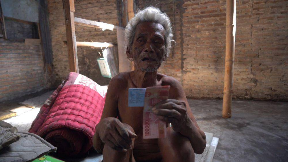 Salah satu penerima bansos yang didatangi secara langsung (door to door) karena memiliki keterbatasan atau lansia. (Dok. Pos Indonesia)