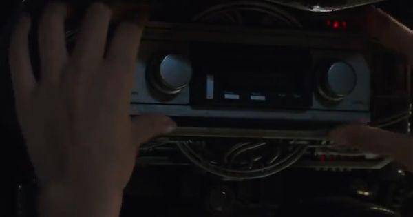 Charile memasang radio ke dalam tubuh Bumblebee ( Dok. Paramount Pictures / Bumblebee )