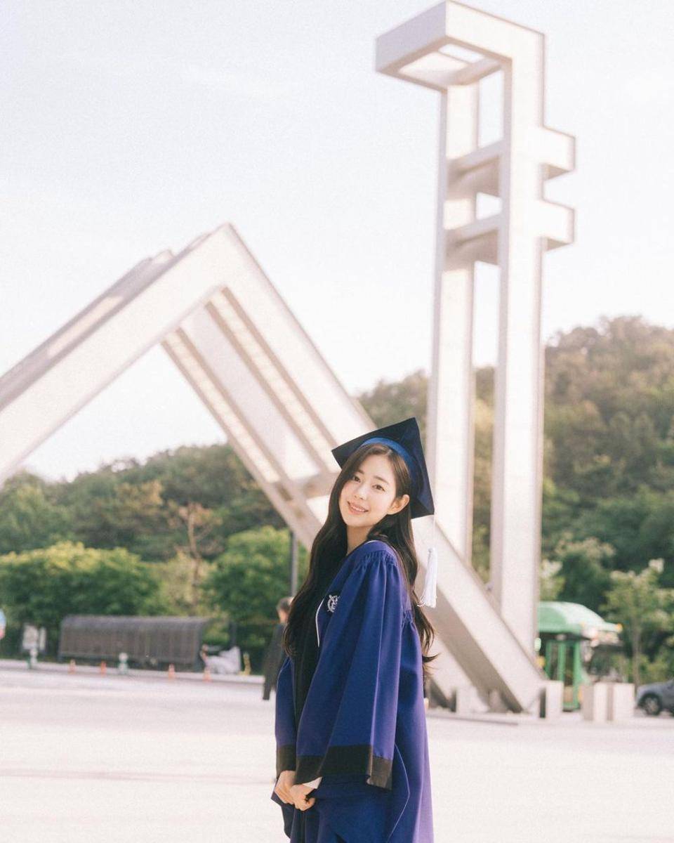 potret wisuda Shin Seul Ki (instagram.com/shinseulkee)