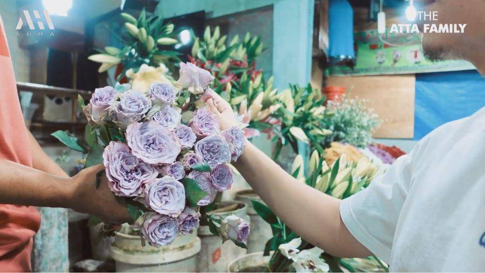 Atta beli bunga untuk Aurel (YouTube.com/Atta Halilintar)