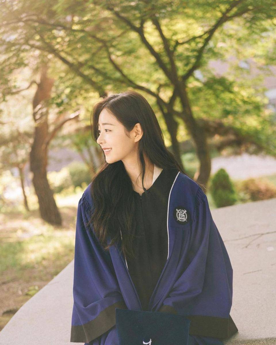 potret wisuda Shin Seul Ki (instagram.com/shinseulkee)