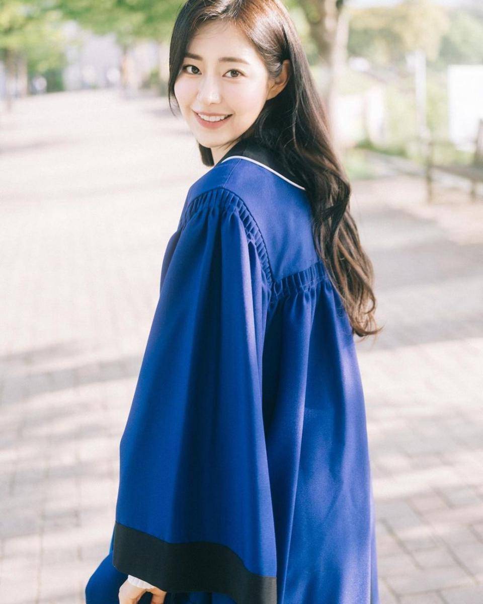 potret wisuda Shin Seul Ki (instagram.com/shinseulkee)