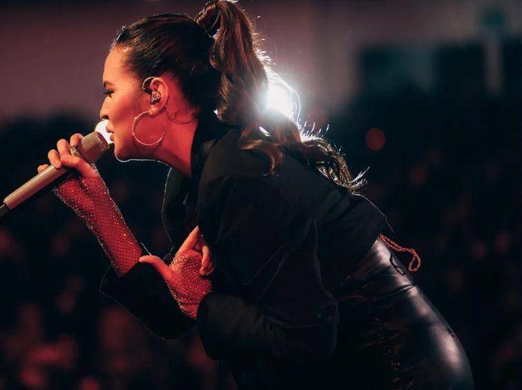potret Raisa manggung di Surabaya (instagram.com/raisa6690)
