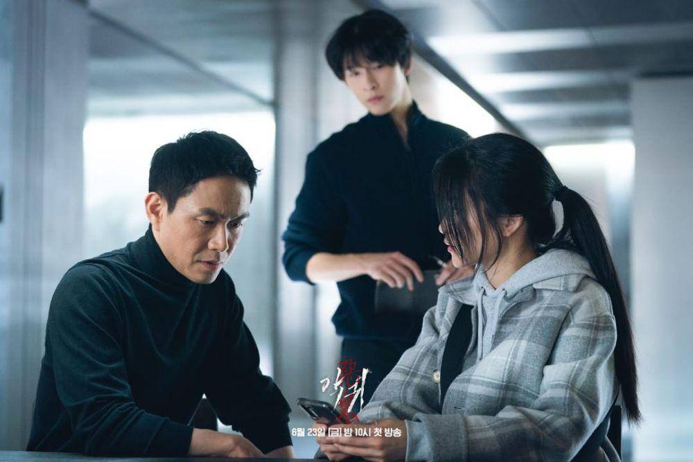 cuplikan Oh Jung Se, Hong Kyung, dan Kim Tae Ri di drakor Revenant (instagram.com/sbsdrama.official)