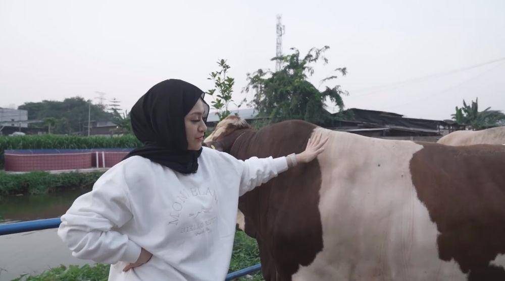 Nathalie Holscher berburu sapi kurban (YouTube.com/Nathalie Holscher)