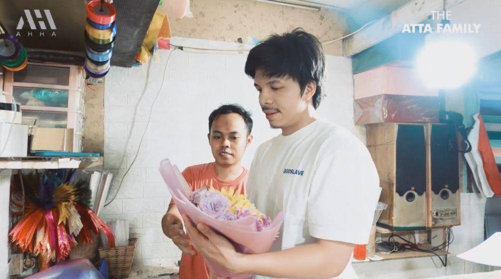Atta beli bunga untuk Aurel (YouTube.com/Atta Halilintar)