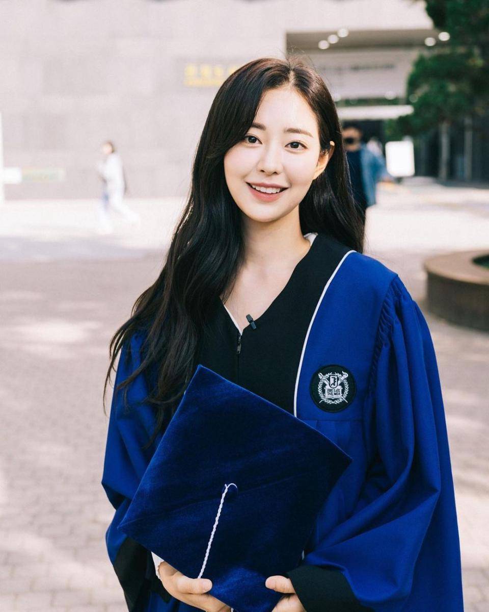 potret wisuda Shin Seul Ki (instagram.com/shinseulkee)