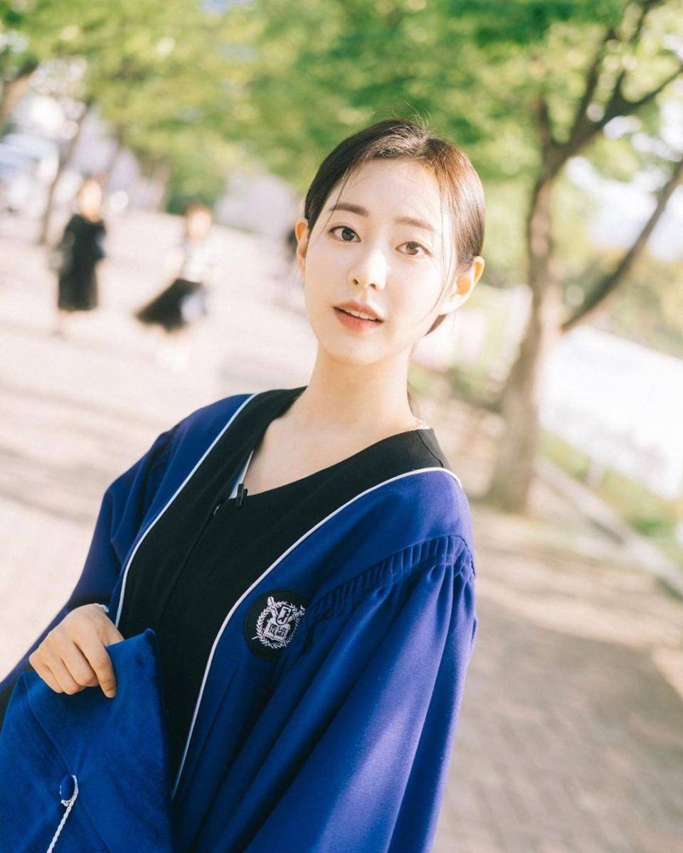 potret wisuda Shin Seul Ki (instagram.com/shinseulkee)