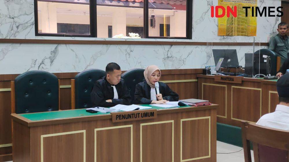 JPU Kejari Kota Depok saat membacakan persidangan tuntutan hukuman mati terhadap tersangka pembunuhan anak kandung dan penganiayaan istri di Pengadilan Negeri Depok. (IDNTimes/Dicky)