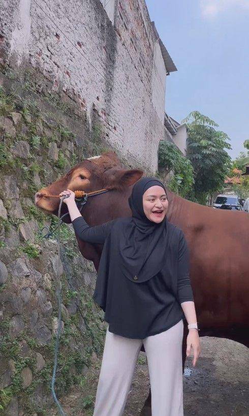 Nathalie Holscher berburu sapi kurban (YouTube.com/Nathalie Holscher)