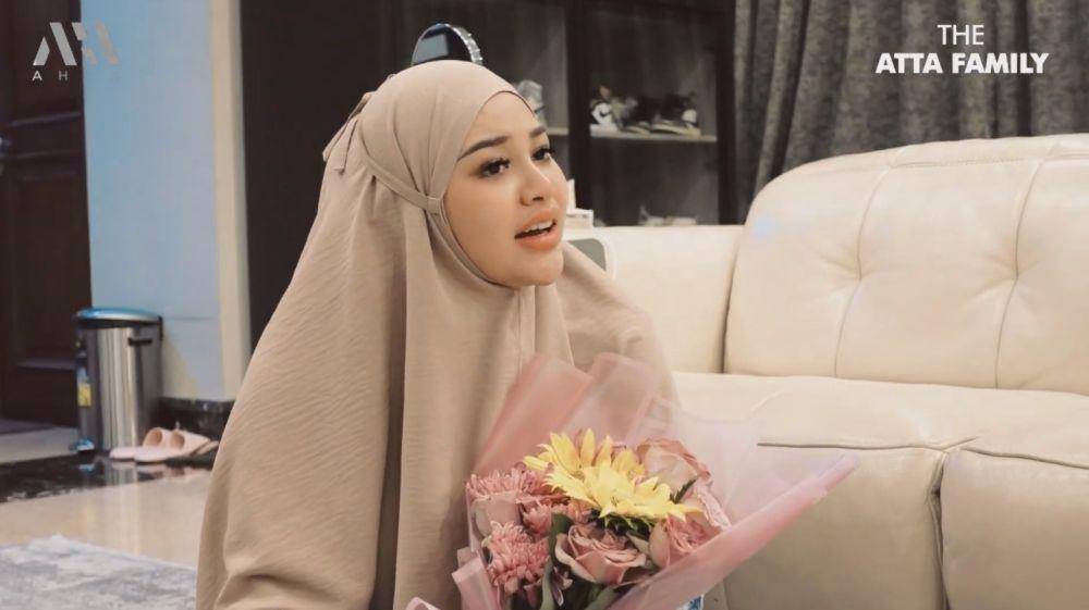 Atta beli bunga untuk Aurel (YouTube.com/Atta Halilintar)