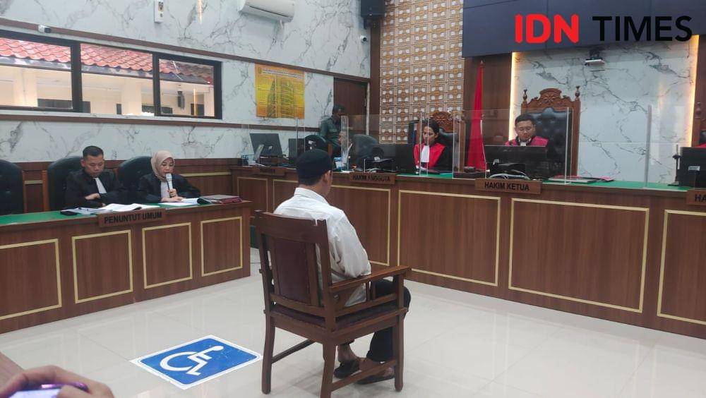 Tersangka Rizky menjalani persidangan pembacaan tuntutan hukuman mati di Pengadilan Negeri Depok. (IDNTimes/Dicky)