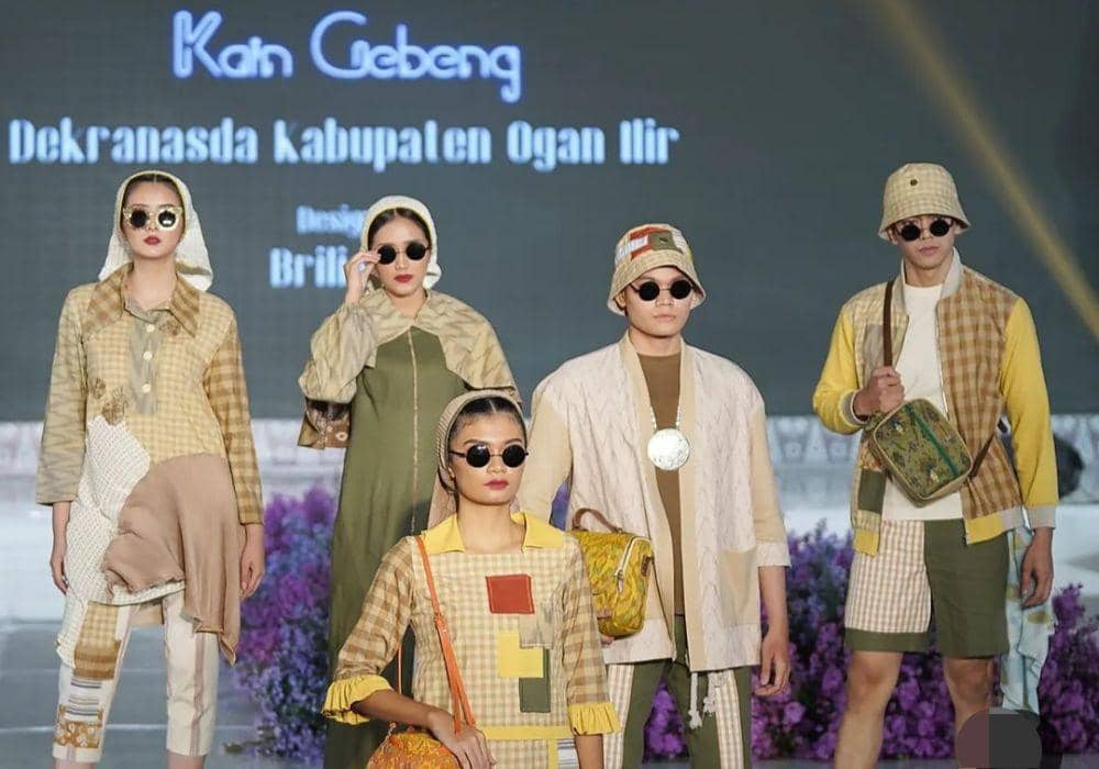 (Para model saat memperagakan busana dari kain Gebeng khas Ogan Ilir) IDN Times/istimewa