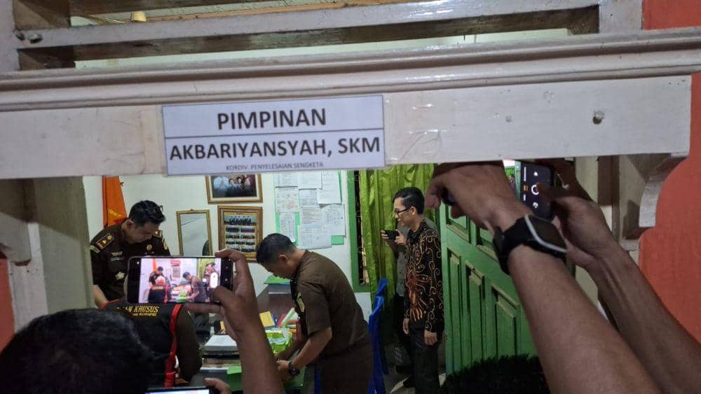 (Tim penyidik Kejari OKU Timur saat tiba di kantor Bawaslu) IDN Times/istimewa