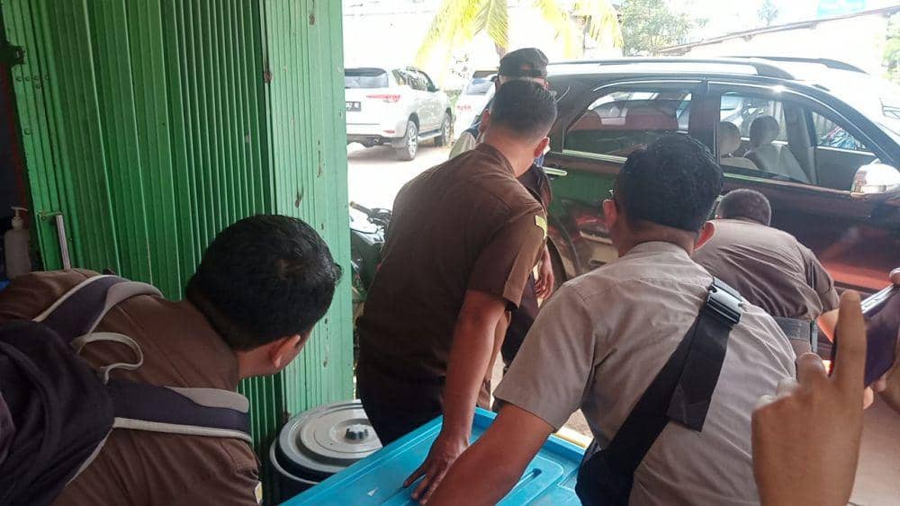 (Tim penyidik Kejari OKU Timur saat tiba di kantor Bawaslu) IDN Times/istimewa