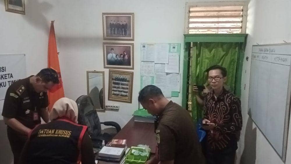 (Tim penyidik Kejari OKU Timur saat tiba di kantor Bawaslu) IDN Times/istimewa