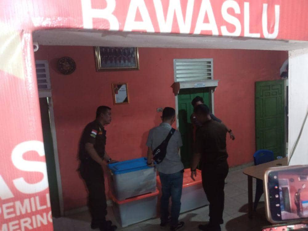 Kejari Geledah Bawaslu OKU Timur Terkait Dugaan Korupsi Dana Hibah