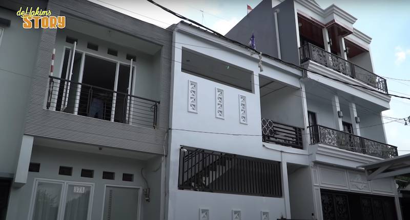 potret rumah Mpok Alpa usai direnovasi (youtube.com/deHakimsStory)