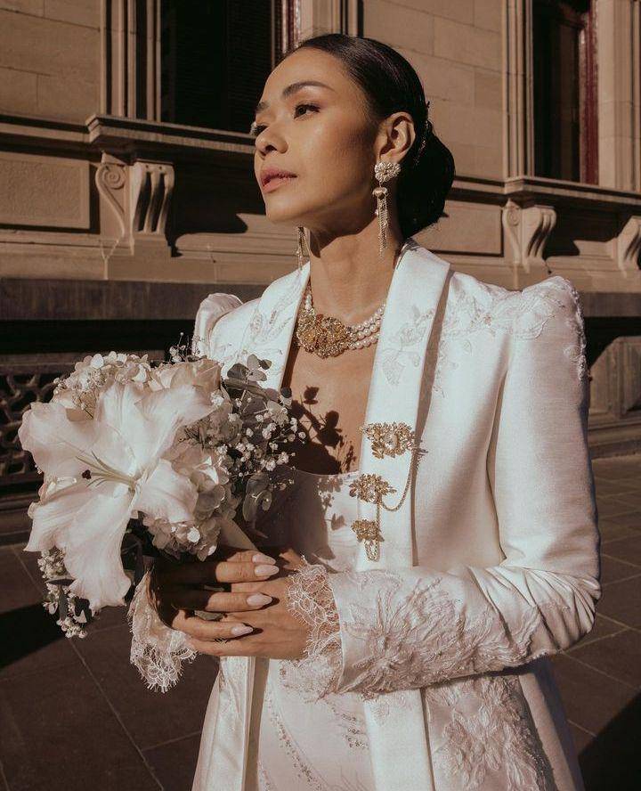 Adinia menikah di Australia (Instagram.com/adiniawrst)