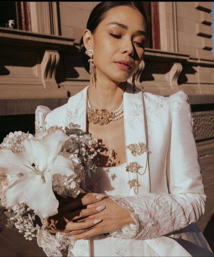 Adinia menikah di Australia (Instagram.com/adiniawrst)