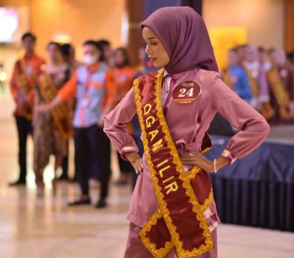 (Salah satu finalis Bujang Gadis Ogan Ilir saat memperkenalkan busana dari kain Gebeng) IDN Times/istimewa