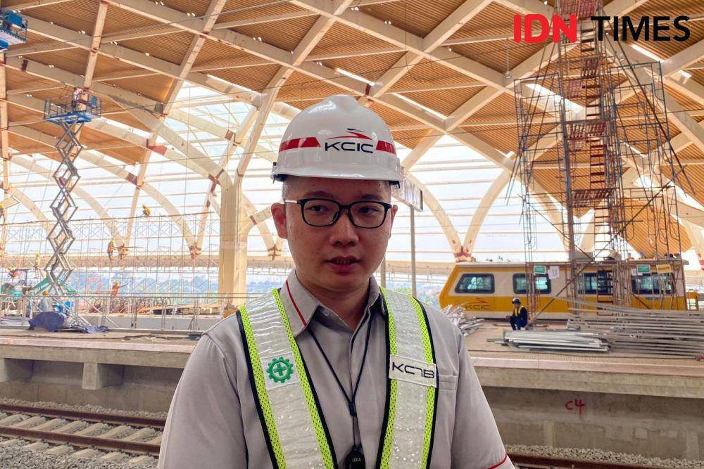 General Manager Properti dan Non Farebox KCIC, Devin Pranata dalam site visit Proyek Stasiun Halim Kereta Cepat Jakarta-Bandung (KCJB). (IDN Times/Vadhia Lidyana)