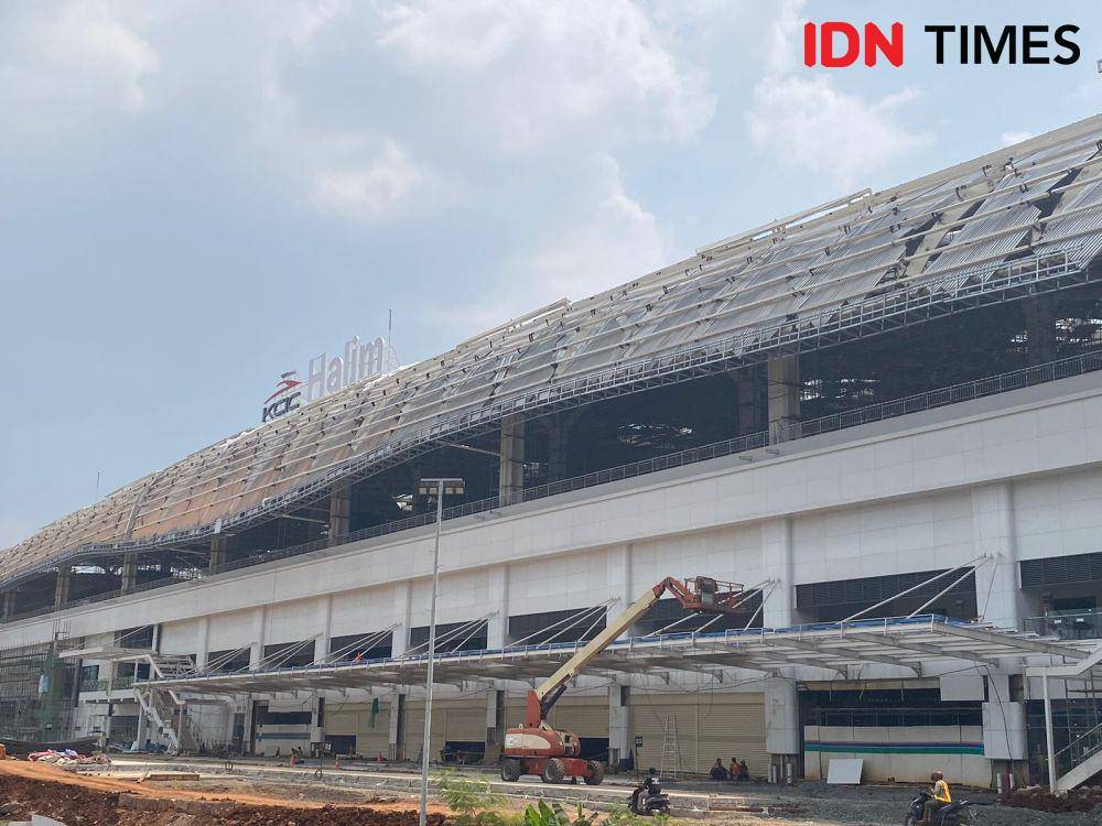 Penampakan bagian luar Stasiun Halim Kereta Cepat Jakarta-Bandung (KCJB). (IDN Times/Vadhia Lidyana)