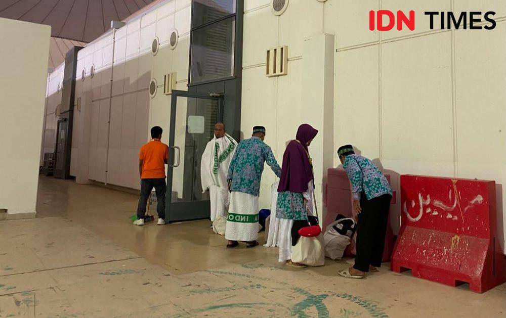 Jemaah haji belum mengenakan kain ihram di Bandara Jeddah (IDN Times/Sunariyah)